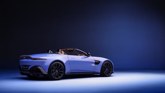 Offene Sause: Der Aston Martin Vantage kann auch als Roadster über 300 km/h schnell werden. Offene Sause: Der Aston Martin Vantage kann auch als Roadster über 300 km/h schnell werden.
