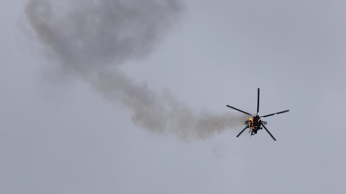 Konflikt in Syrien: Ein Hubschrauber der syrischen Regierung wurde von Rebellen während einer Militäroffensive abgeschossen.