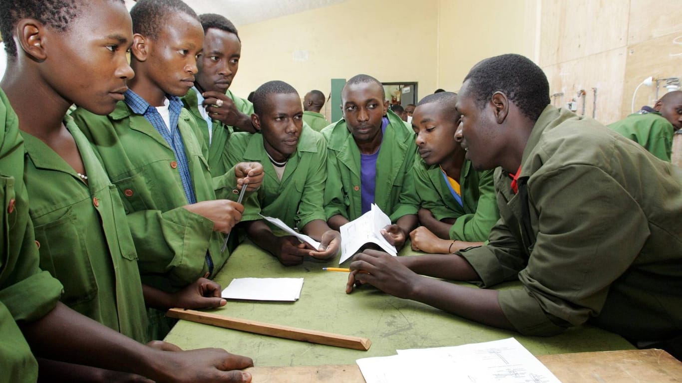 Ehemalige Kindersoldaten werden in Kenia zu Elektronikern ausgebildet (Archivbild).
