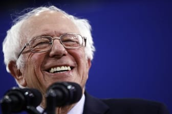 Senator Bernie Sanders reklamiert den Sieg bei der Vorwahl für sich.