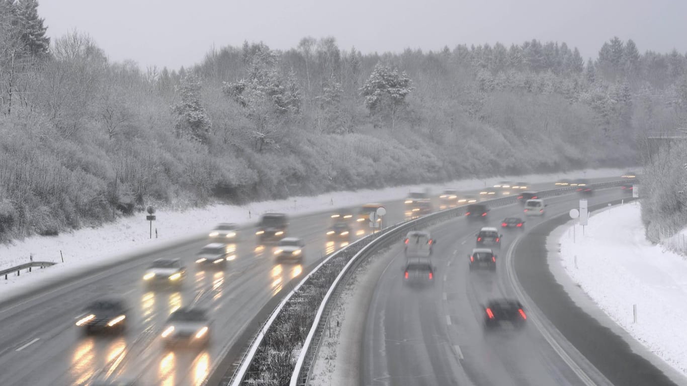 Schnee und Regen auf der Autobahn: Nach "Sabine" machen nun Glätte und Eis den Menschen in Deutschland zu schaffen.