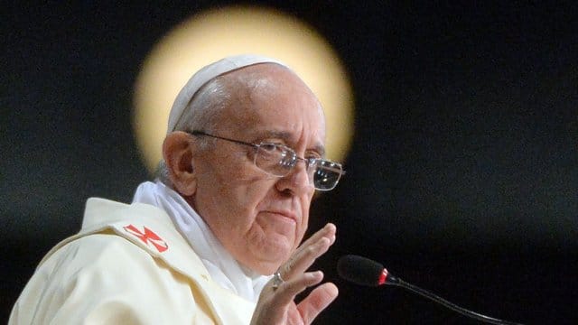 Lässt er verheiratete Männer in bestimmten Ausnahmen als Priester zu?: Papst Franziskus. Lässt er verheiratete Männer in bestimmten Ausnahmen als Priester zu?: Papst Franziskus.