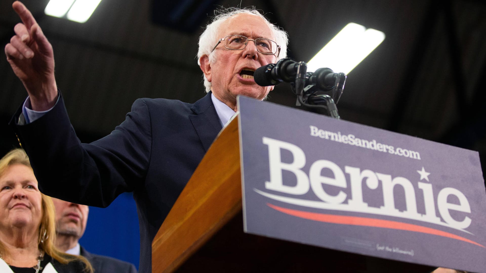 Bernie Sanders spricht in der Basketballarena der Southern New Hampshire University in Manchester: Der Demokrat ist der formelle Gewinner der Vorwahlen in New Hampshire.