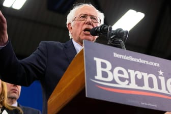 Bernie Sanders spricht in der Basketballarena der Southern New Hampshire University in Manchester: Der Demokrat ist der formelle Gewinner der Vorwahlen in New Hampshire.