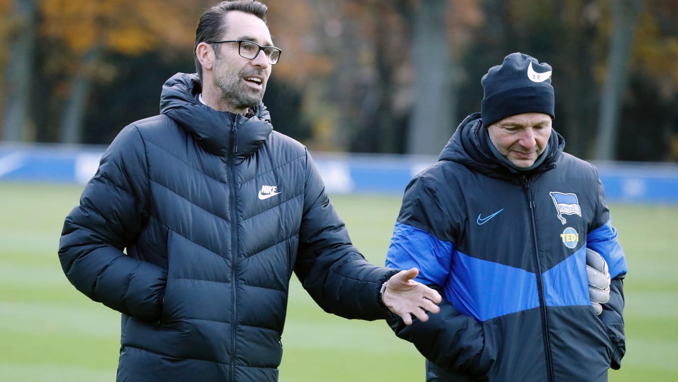 Herthas langjähriger Torwarttrainer Zsolt Petry im Gespräch mit Geschäftsführer Michael Preetz (Bild aus dem November 2019).