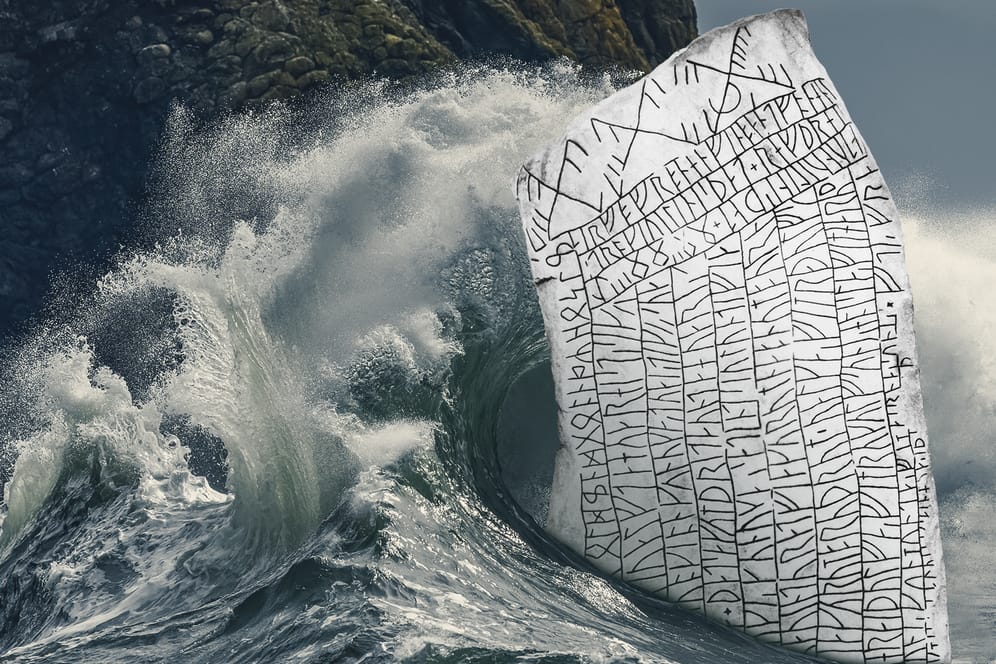 Stürmische See und der Runenstein von Rök (Bildcollage): Forscher haben die Botschaft der Wikinger neu interpretiert.