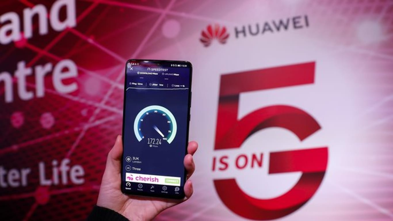 Ein Mitarbeiter testet mit einem Huawei 5G-Handy im Huawei 5G Innovation and Experience Center die Geschwindigkeit.