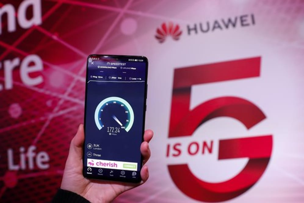 Ein Mitarbeiter testet mit einem Huawei 5G-Handy im Huawei 5G Innovation and Experience Center die Geschwindigkeit.