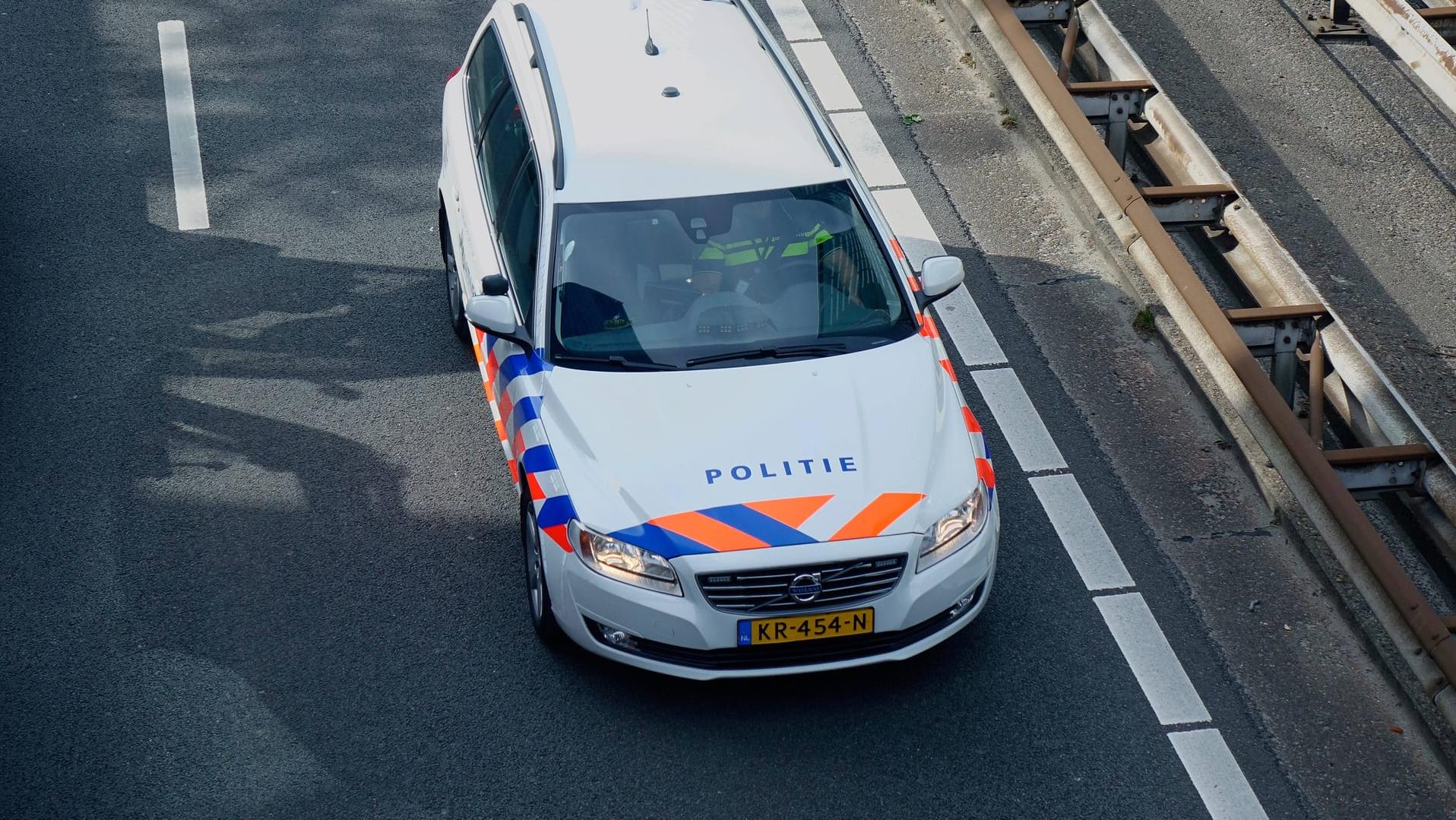 Polizeifahrzeug in den Niederlanden: In zwei Post-Sortierzentren in den Niederlanden sind Brief-Bomben explodiert. Polizeifahrzeug in den Niederlanden: In zwei Post-Sortierzentren in den Niederlanden sind Brief-Bomben explodiert.