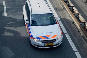 Polizeifahrzeug in den Niederlanden: In zwei Post-Sortierzentren in den Niederlanden sind Brief-Bomben explodiert.
