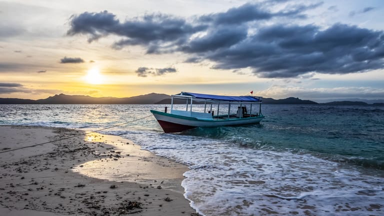 Ein Boot liegt am Strand: Zweitausend Kilometer treiben die Verunglückten auf dem Pazifik, ehe sie vor der Küste Neukaledoniens gerettet wurden (Symbolbild).