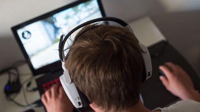 Bei einer Therapie gegen Computersucht geht es unter anderem um die Vermittlung von Medienkompetenz. Bei einer Therapie gegen Computersucht geht es unter anderem um die Vermittlung von Medienkompetenz.