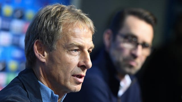 Soll schon im US-Trainingslager von Hertha BSC mit seinem Rücktritt gedroht haben: Trainer Jürgen Klinsmann (l).