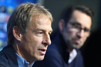 Soll schon im US-Trainingslager von Hertha BSC mit seinem Rücktritt gedroht haben: Trainer Jürgen Klinsmann (l).