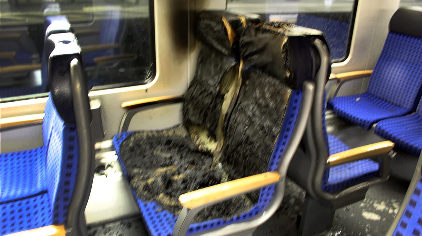 Abgebrannte Sitzpolster im Regionalexpress: Der Brand wurde wohl von einem Menschen verursachte – eine technische Ursache kann in dem betroffenen Bereich ausgeschlossen werden.