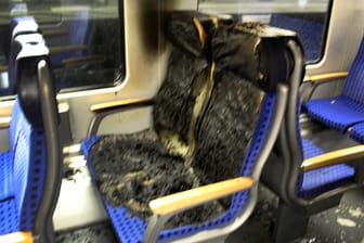 Abgebrannte Sitzpolster im Regionalexpress: Der Brand wurde wohl von einem Menschen verursachte – eine technische Ursache kann in dem betroffenen Bereich ausgeschlossen werden.