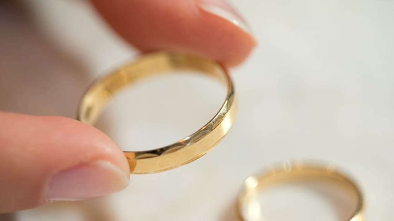 Trotz des steigendes Preises bleibt Gold beliebt - nicht nur bei Anlegern, sondern auch bei Brautpaaren.