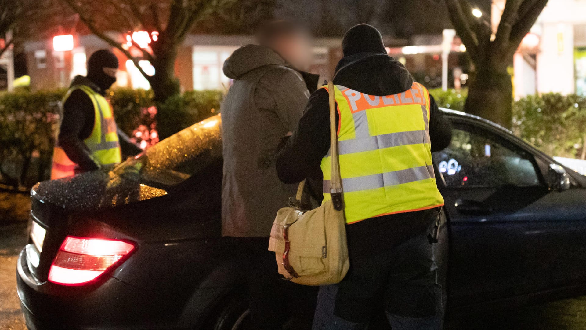 Polizeibeamten führen einen Verdächtigen ab: In Deutschland wurden drei, in der Türkei über zwanzig Personen festgenommen.