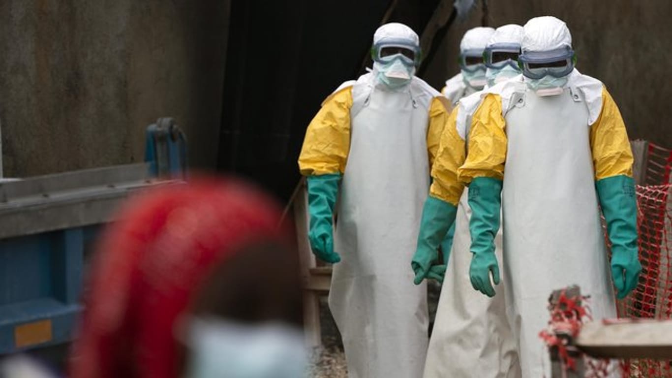 Gesundheitsfachkräfte in Schutzkleidung in einem Ebola-Behandlungszentrum in Beni, Kongo.