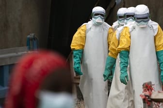 Gesundheitsfachkräfte in Schutzkleidung in einem Ebola-Behandlungszentrum in Beni, Kongo.