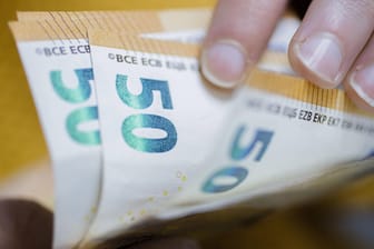 Euroscheine werden gezählt (Symbolbild): Wie stehen Sie mit Ihrem Einkommen da – und wie groß ist Ihr Beitrag zum Staatshaushalt?