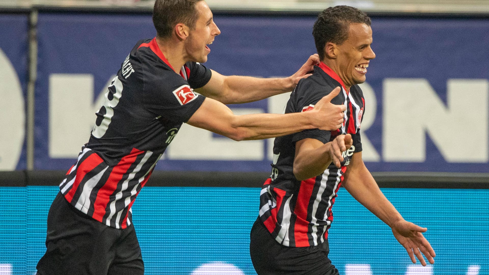 Dominik Kohr und Timothy Chandler jubeln: Beim Spiel gegen Augsburg gelangen dem Eintracht-Spieler Chandler zwei Tore.