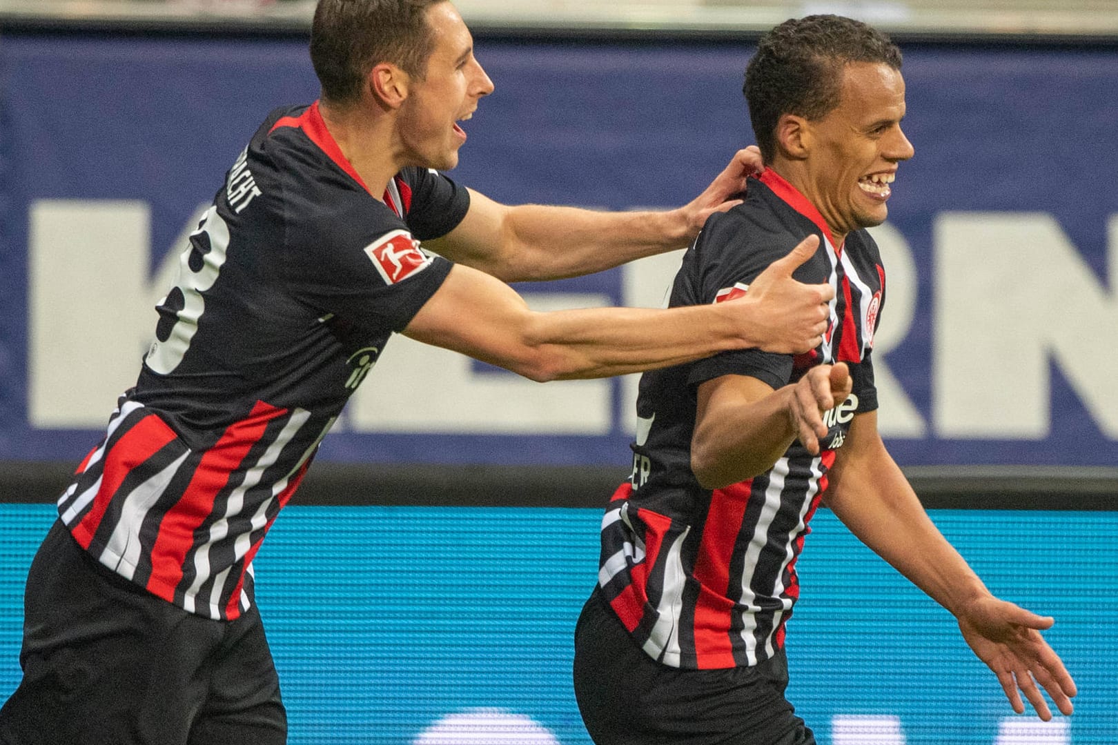 Dominik Kohr und Timothy Chandler jubeln: Beim Spiel gegen Augsburg gelangen dem Eintracht-Spieler Chandler zwei Tore.