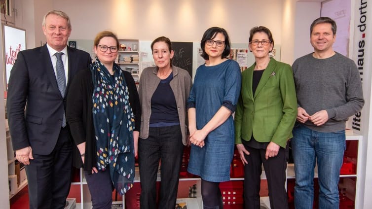 Vertreter der Stadt Dortmund mit Judith Kuckart (3.v.l.): Ab Mai wird die Dortmunds neue Stadtschreiberin hier leben und arbeiten.