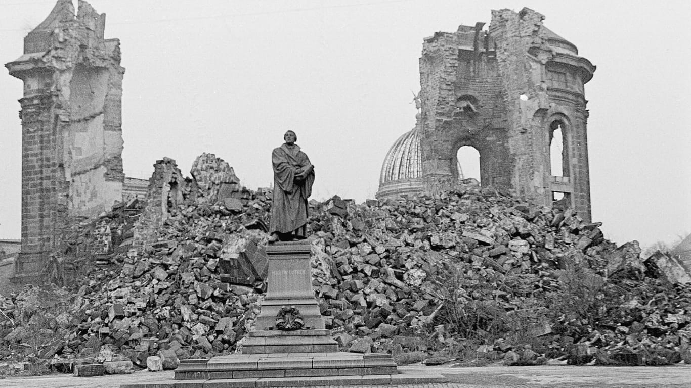 Ruinen der Dresdner Frauenkirche: Das Gotteshaus wurde nach der Wiedervereinigung erneut aufgebaut.
