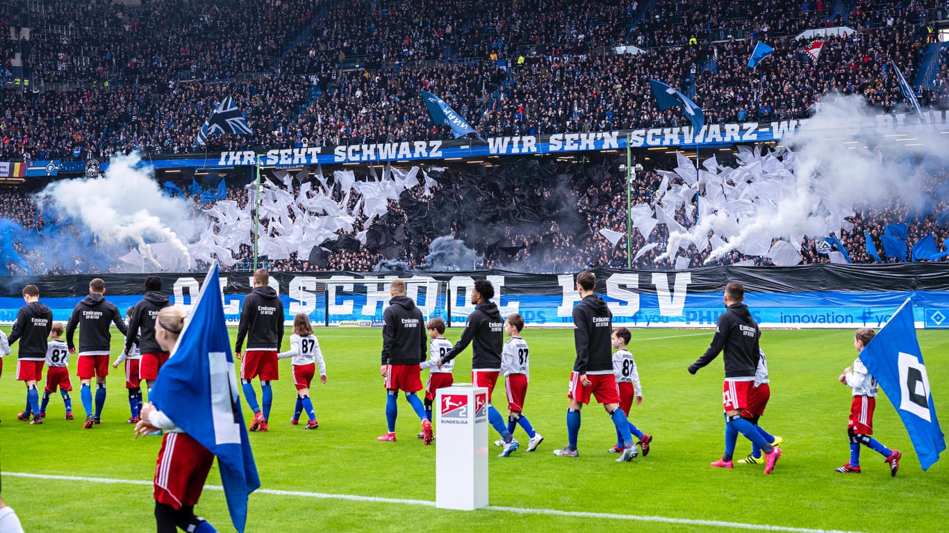 HSV und Fans im Stadion: Das Pyro-Experiment kam offenbar gut an.