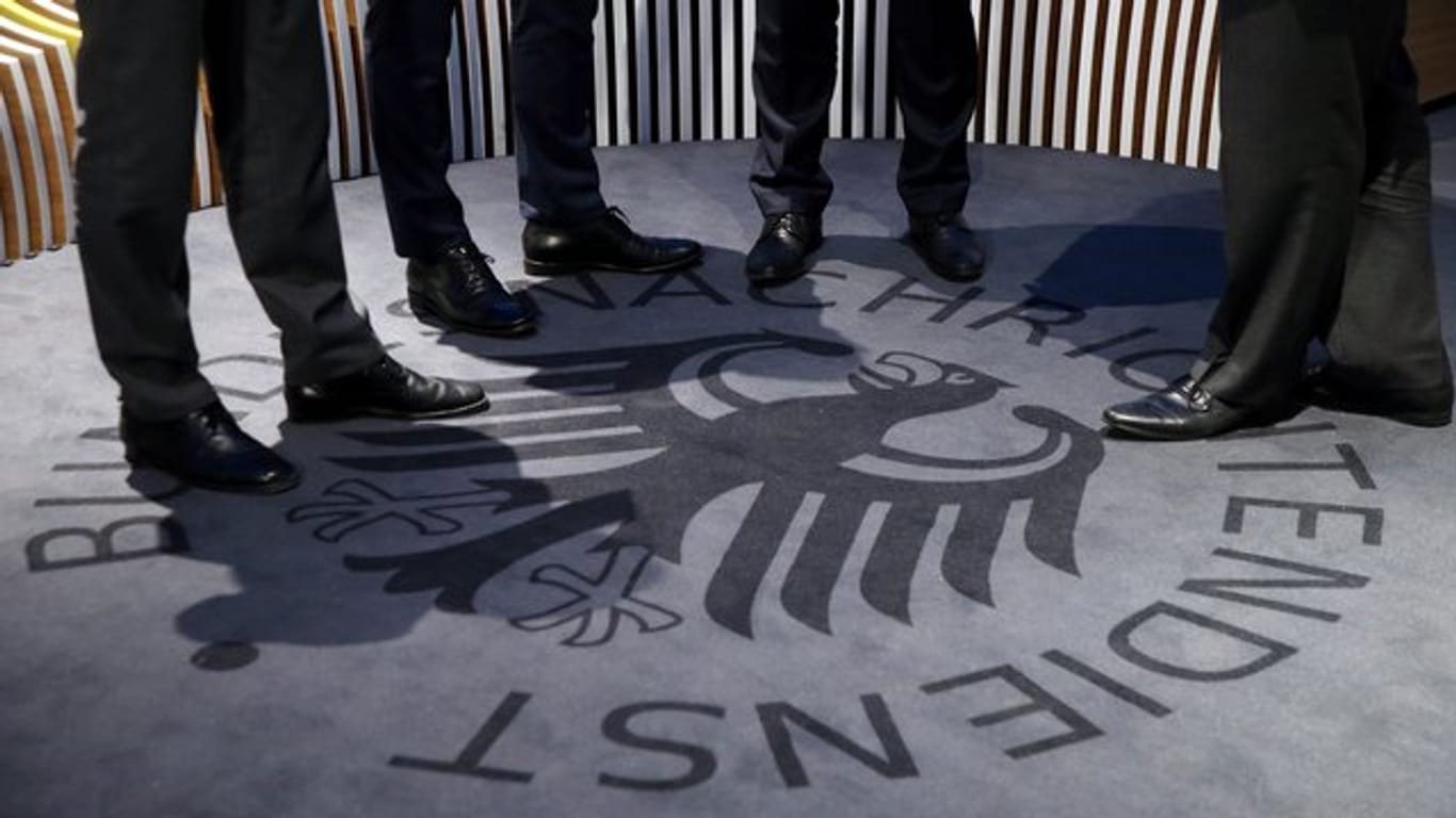 Nach den Enthüllungen über das Jahrzehnte lange Ausspionieren fremder Staaten durch die Geheimdienste BND und CIA verlangen Parlamentsabgeordnete in Deutschland und der Schweiz Aufklärung.
