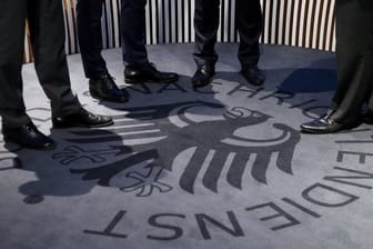 Nach den Enthüllungen über das Jahrzehnte lange Ausspionieren fremder Staaten durch die Geheimdienste BND und CIA verlangen Parlamentsabgeordnete in Deutschland und der Schweiz Aufklärung.