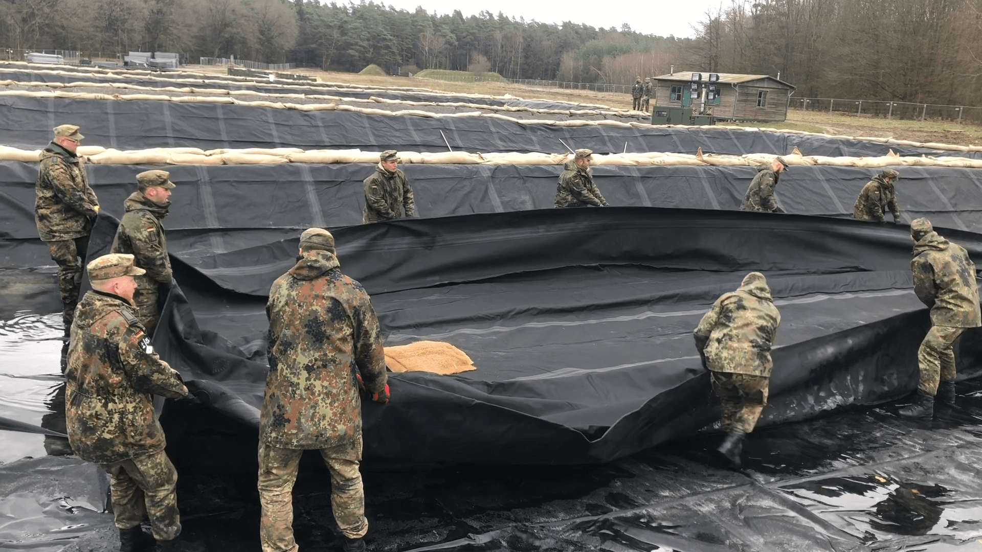 Soldaten verlegen Planen für Europas größte mobile Tankstelle.