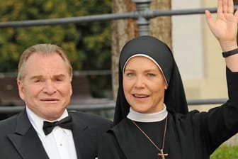 Fritz Wepper (als Bürgermeister Wolfgang Wöller) und Janina Hartwig (als Schwester Hanna) spielen die Hauptrollen in "Um Himmels Willen".