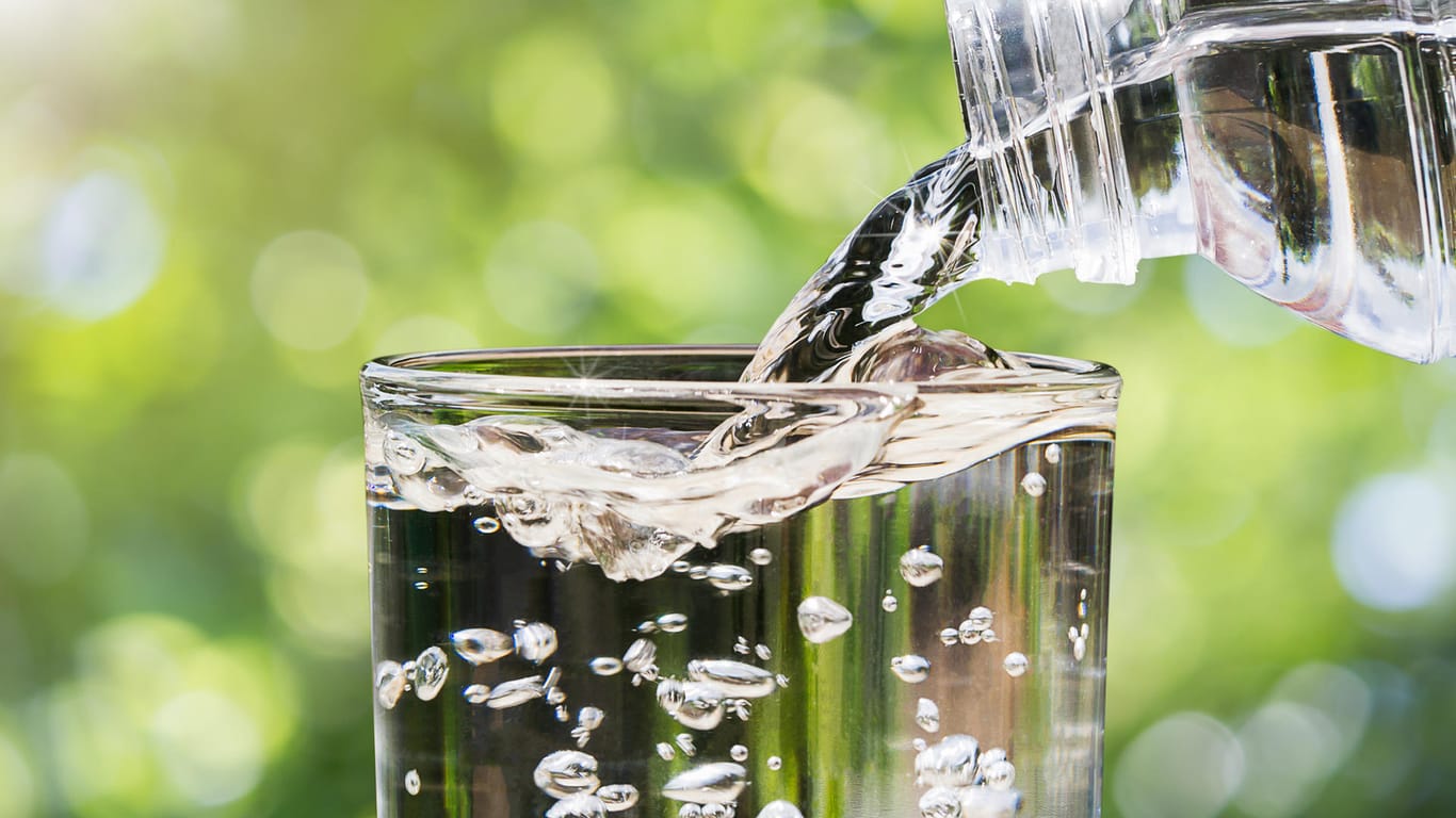 Wasser aus der Flasche: Die Stiftung Warentest hat in einer Ausgabe ihrer Zeitschrift einen Test zu Mineralwasser und einen zu Trinkwasser veröffentlicht.