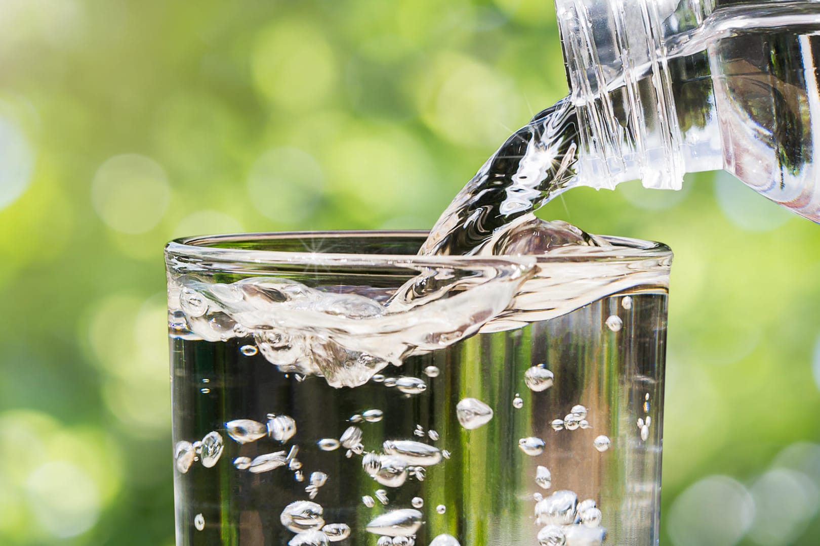 Wasser aus der Flasche: Die Stiftung Warentest hat in einer Ausgabe ihrer Zeitschrift einen Test zu Mineralwasser und einen zu Trinkwasser veröffentlicht.