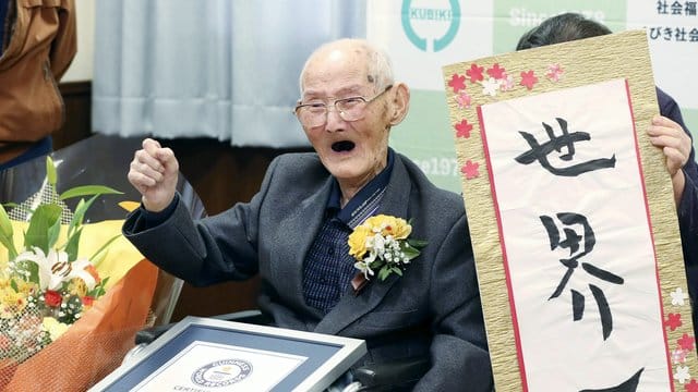 Das Geheimnis seiner Langlebigkeit verriet Chitetsu Watanabe einer Lokalzeitung: Man solle sich nicht ärgern und stets ein Lächeln im Gesicht bewahren. Das Geheimnis seiner Langlebigkeit verriet Chitetsu Watanabe einer Lokalzeitung: Man solle sich nicht ärgern und stets ein Lächeln im Gesicht bewahren.