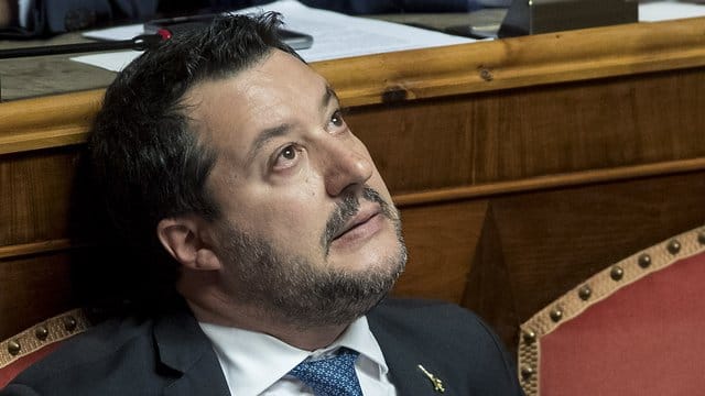 Matteo Salvini, ehemaliger Innenminister von Italien, reagiert auf die Entscheidung des Senats über die Aufhebung seiner Immunität als Mitglied der Parlamentskammer. Matteo Salvini, ehemaliger Innenminister von Italien, reagiert auf die Entscheidung des Senats über die Aufhebung seiner Immunität als Mitglied der Parlamentskammer.