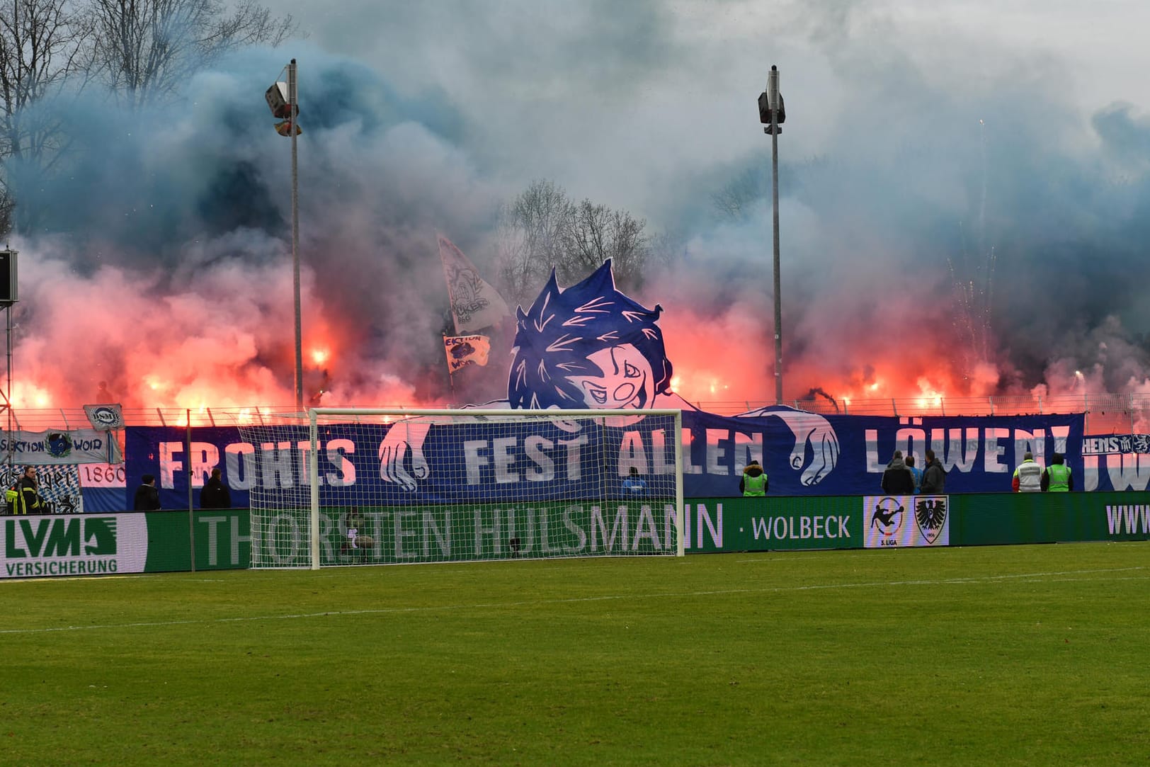 Pyro im 1860-München-Block in Münster: Das DFB-Sportgericht hat den Verein mit einer Geldstrafe belegt.