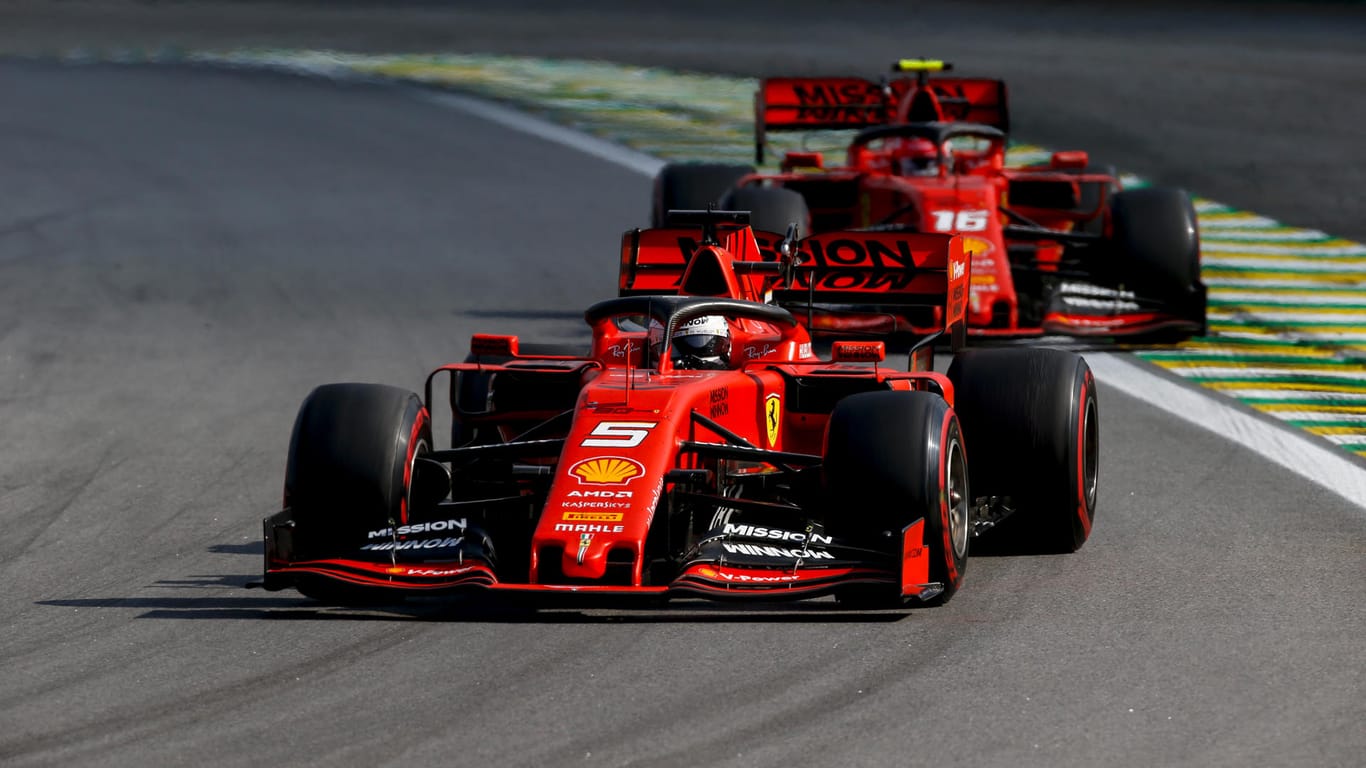 Schenken auf und abseits der Strecke nichts: Die Ferrari-Fahrer Sebastian Vettel (vorn) und Charles Leclerc (hinten).