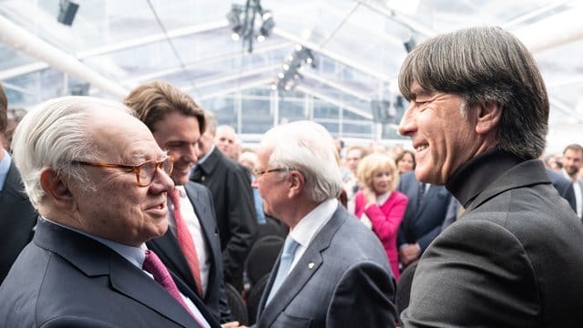 Joachim Löw gratuliert Hubert Burda.