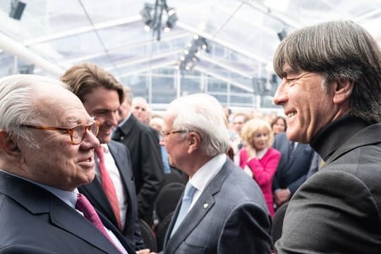 Joachim Löw gratuliert Hubert Burda.