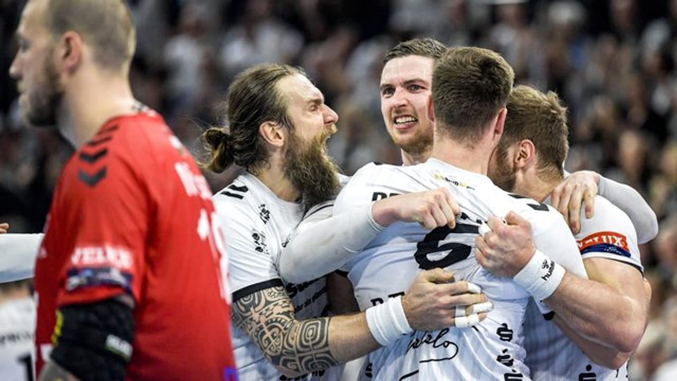 Die Spieler des THW Kiel feiern den Sieg über Telekom Veszprem.