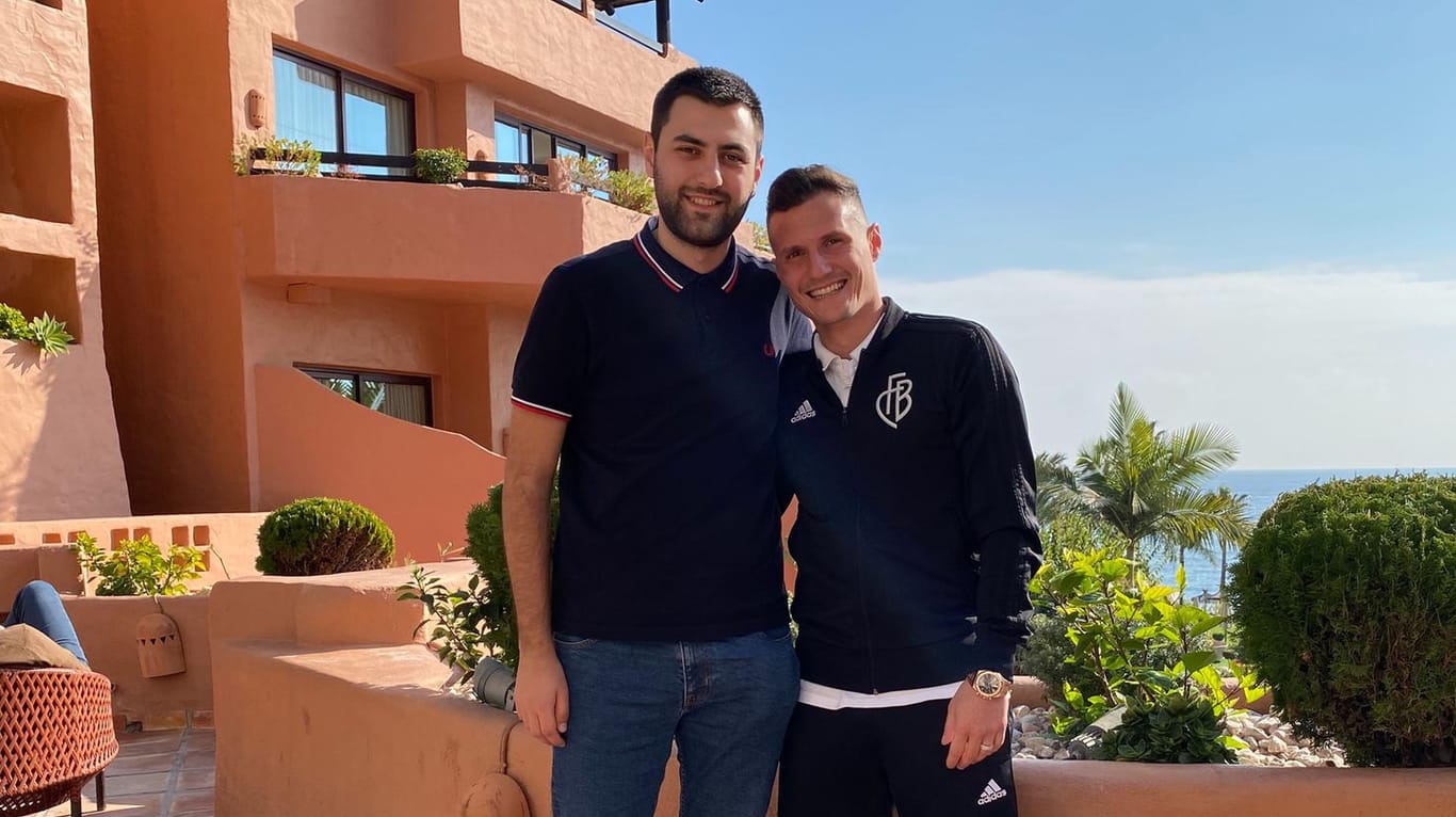 t-online.de-Reporter Dominik Sliskovic (li.) mit Taulant Xhaka (re.) im Basler Mannschaftshotel in Estepona/Spanien.