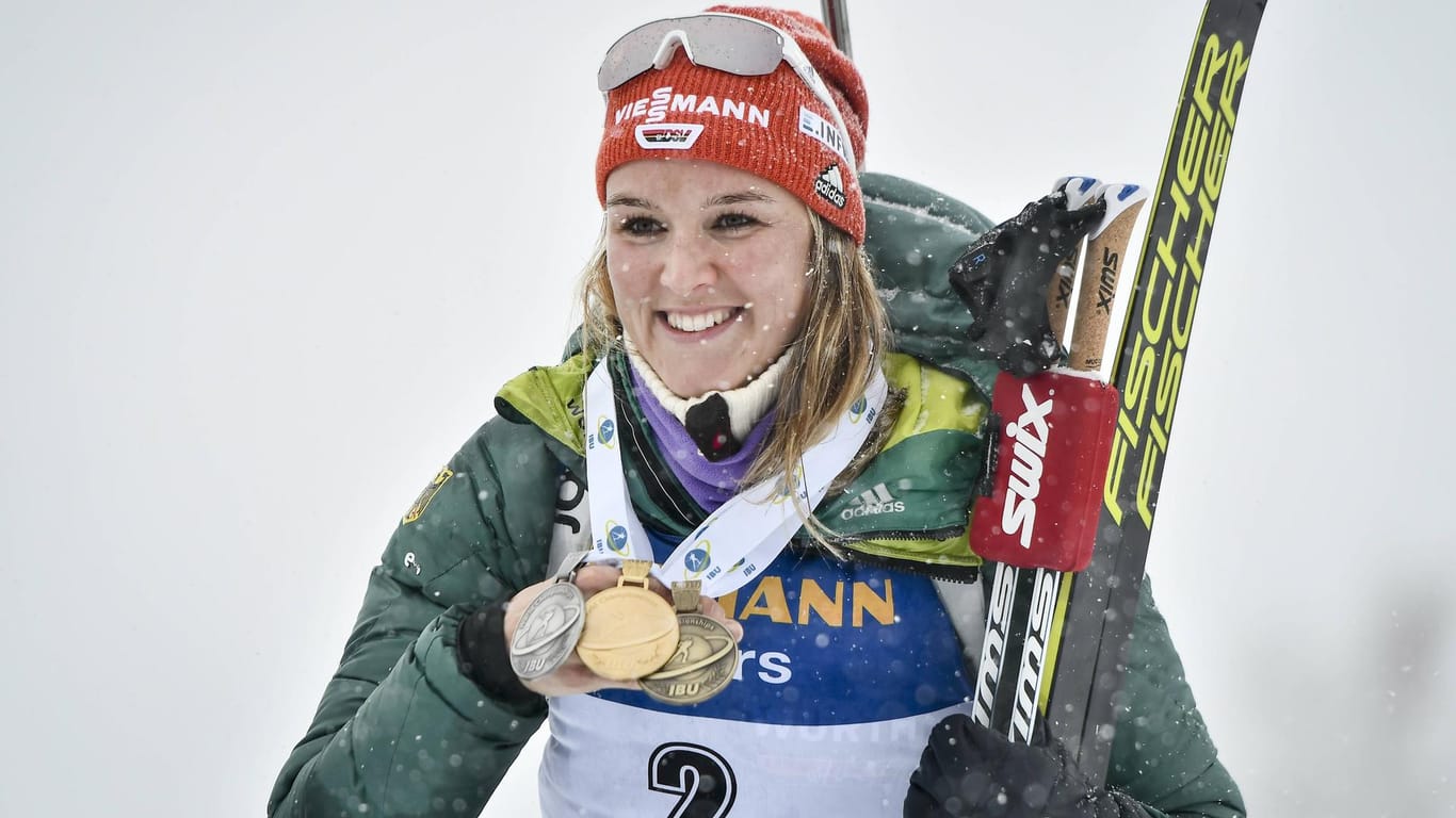 Erfolgslächeln: Bei der vergangenen WM in Östersund holten die deutschen Biathleten sieben Medaillen. Drei davon entfielen auf Denise Herrmann. Diesen Coup möchte sie 2020 wiederholen.