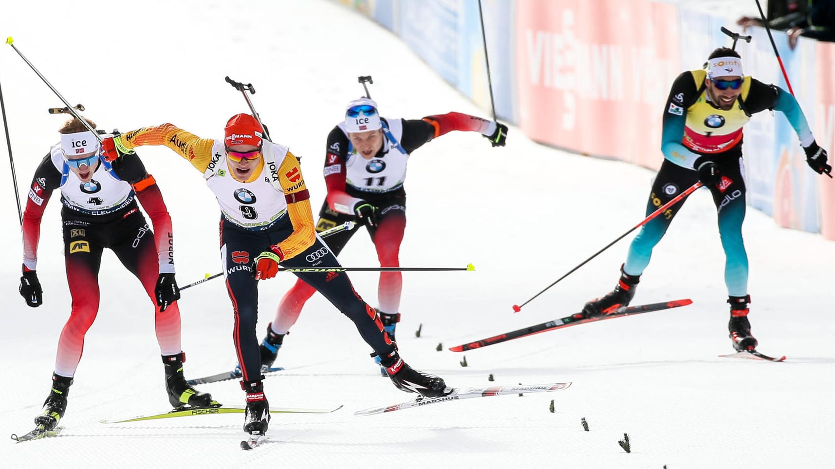 Benedikt Doll (Nr. 9) zeigte Johannes Thingnes Bö (l.) und Martin Fourcade (r.) in Pokljuka im Massenstart die Grenzen auf.