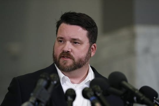Troy Price spricht bei einer Pressekonferenz in Des Moines, Iowa.