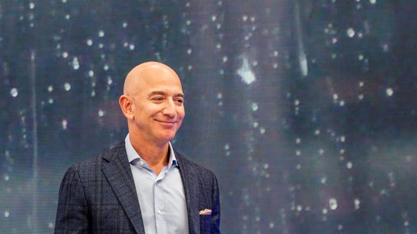 Jeff Bezos hat sich einem Medienbericht zufolge in Beverly Hills für rund 150 Millionen Euro ein Luxusanwesen gekauft.