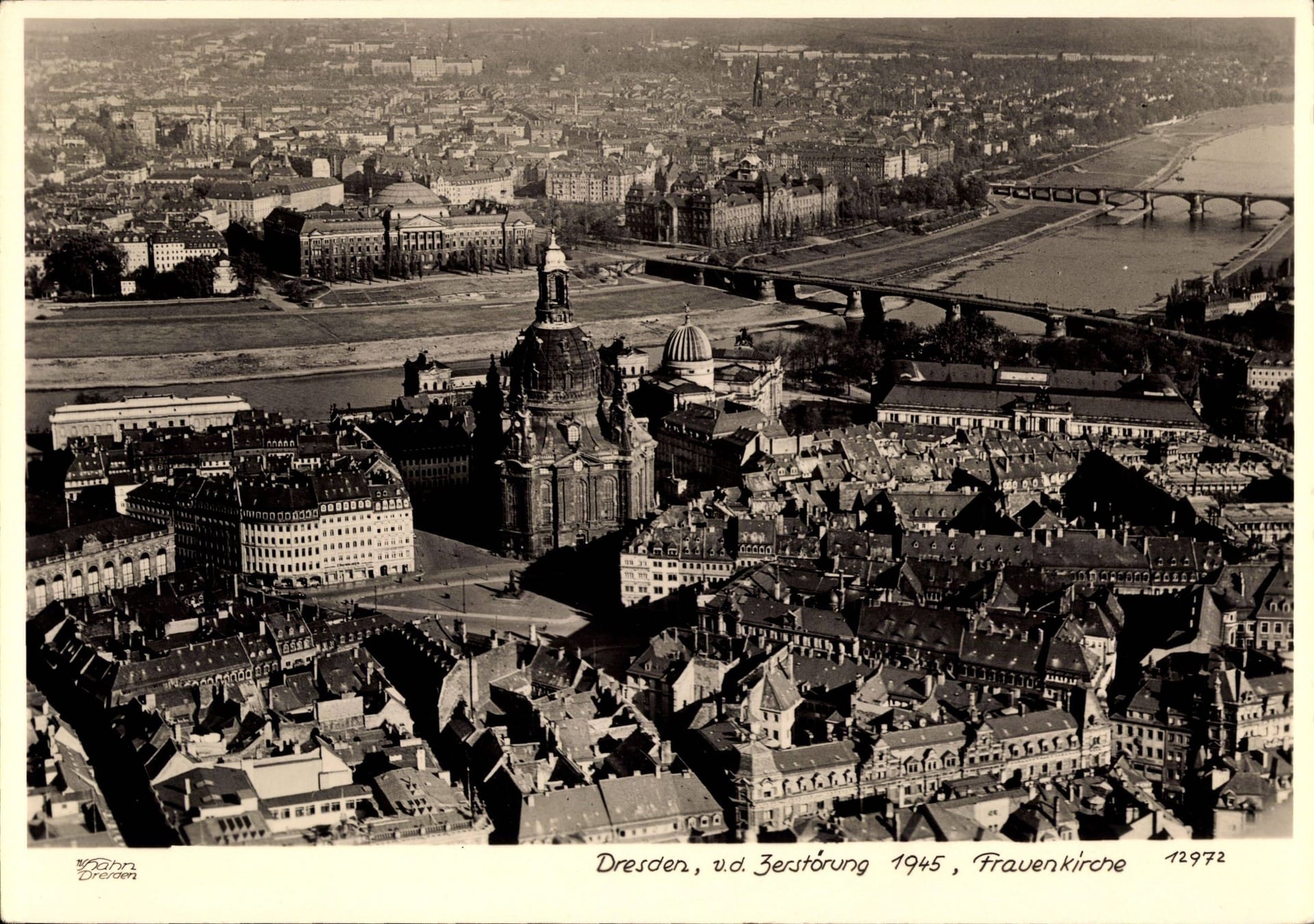 Die Altstadt von Dresden mit der Frauenkirche vor der Zerstörung.