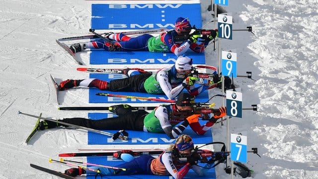 In Antholz beginnt die Biathlon-WM mit der Mixed-Staffel: Biathleten trainieren am Schießstand. In Antholz beginnt die Biathlon-WM mit der Mixed-Staffel: Biathleten trainieren am Schießstand.